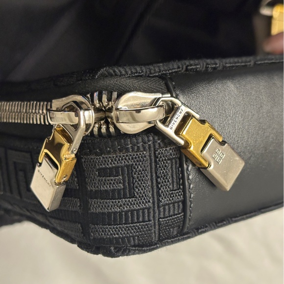 Men’s Givenchy Antigona U Camera Bag - Picture 8 of 16